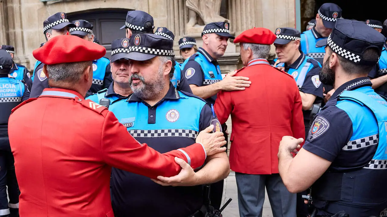 Homenaje de la Polic&iacute;a Municipal de Pamplona a los cinco polic&iacute;as forales fallecidos ayer en accidente de tr&aacute;fico. I&Ntilde;IGO ALZUGARAY