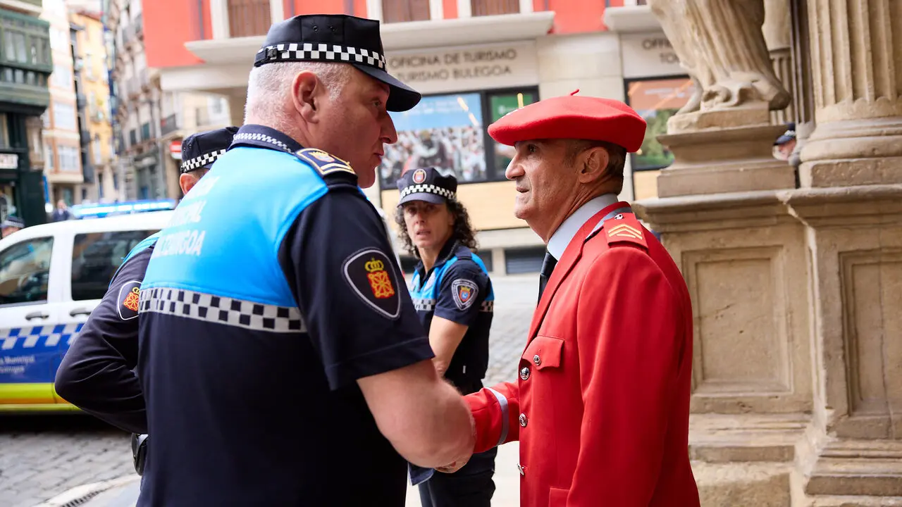 Homenaje de la Polic&iacute;a Municipal de Pamplona a los cinco polic&iacute;as forales fallecidos ayer en accidente de tr&aacute;fico. I&Ntilde;IGO ALZUGARAY