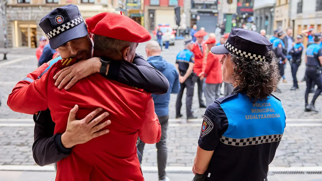 Homenaje de la Polic&iacute;a Municipal de Pamplona a los cinco polic&iacute;as forales fallecidos ayer en accidente de tr&aacute;fico. I&Ntilde;IGO ALZUGARAY