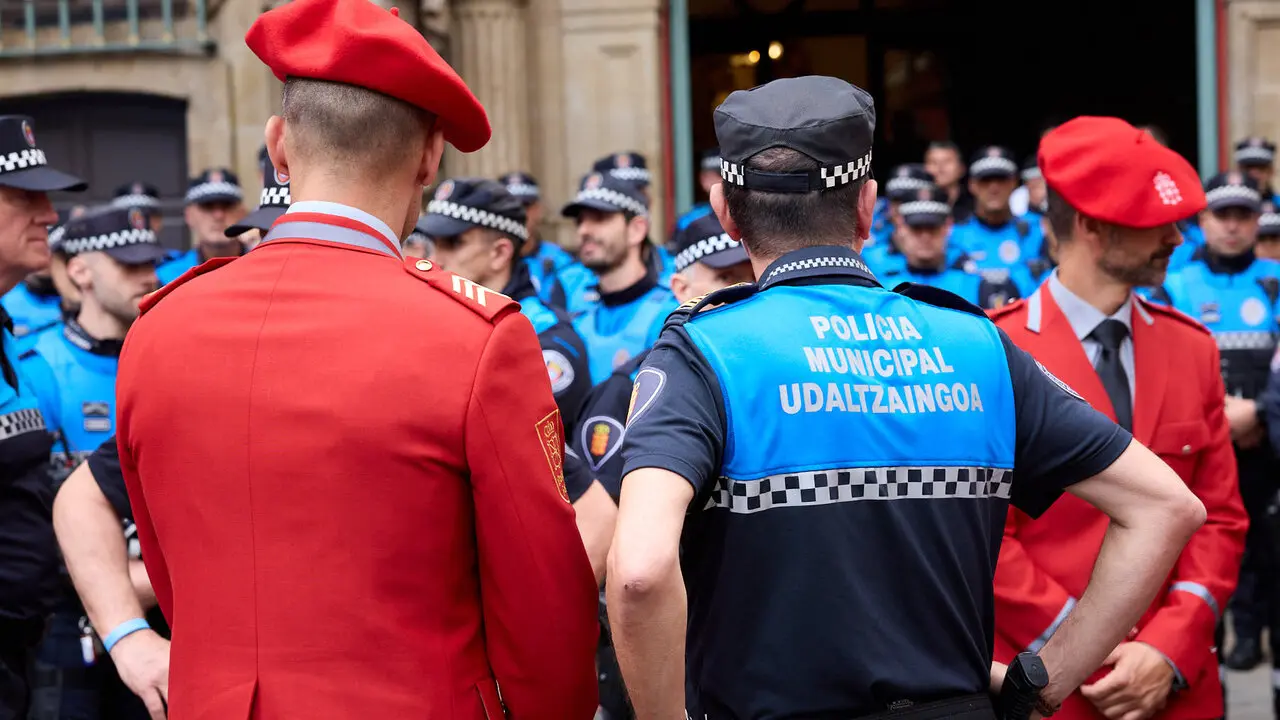 Homenaje de la Polic&iacute;a Municipal de Pamplona a los cinco polic&iacute;as forales fallecidos ayer en accidente de tr&aacute;fico. I&Ntilde;IGO ALZUGARAY