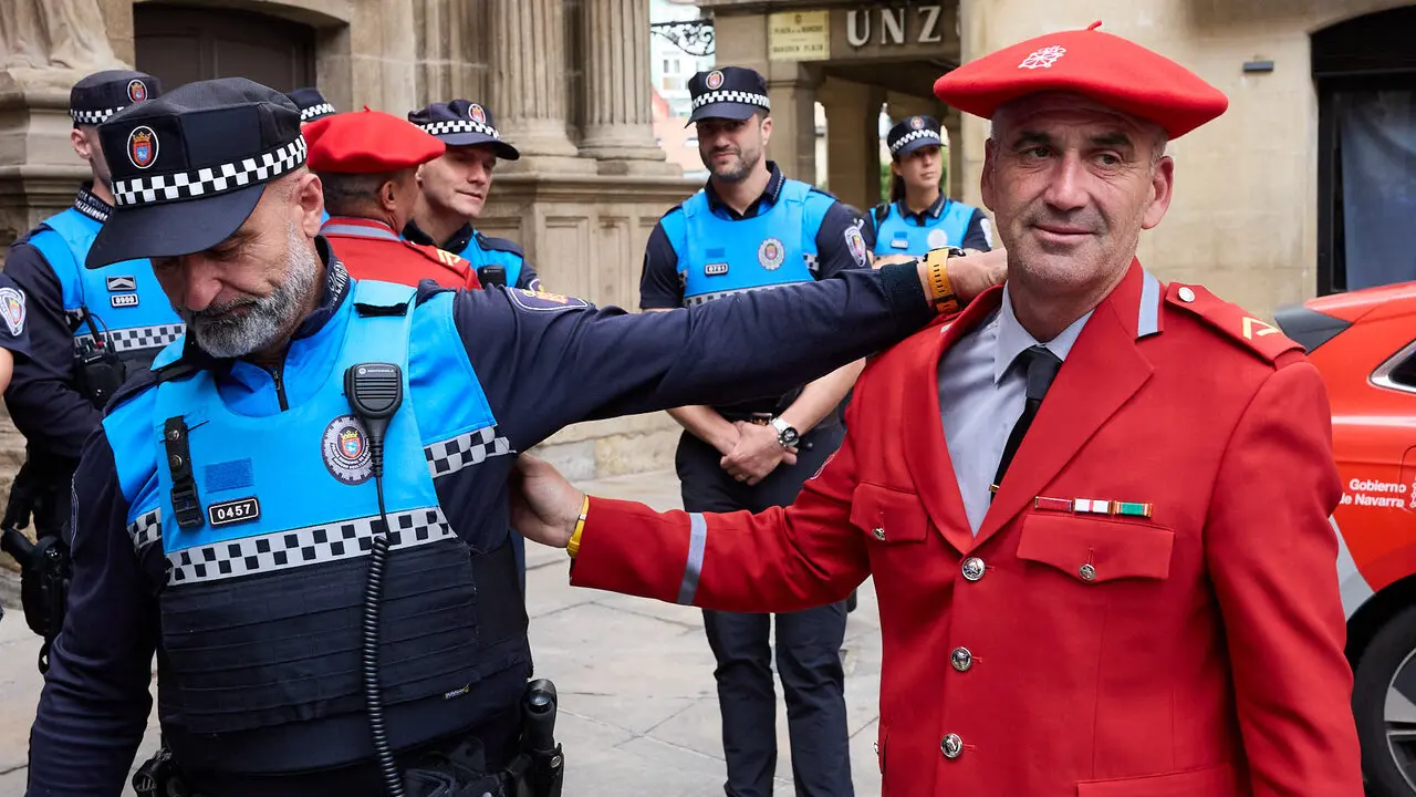 Homenaje de la Polic&iacute;a Municipal de Pamplona a los cinco polic&iacute;as forales fallecidos ayer en accidente de tr&aacute;fico. I&Ntilde;IGO ALZUGARAY