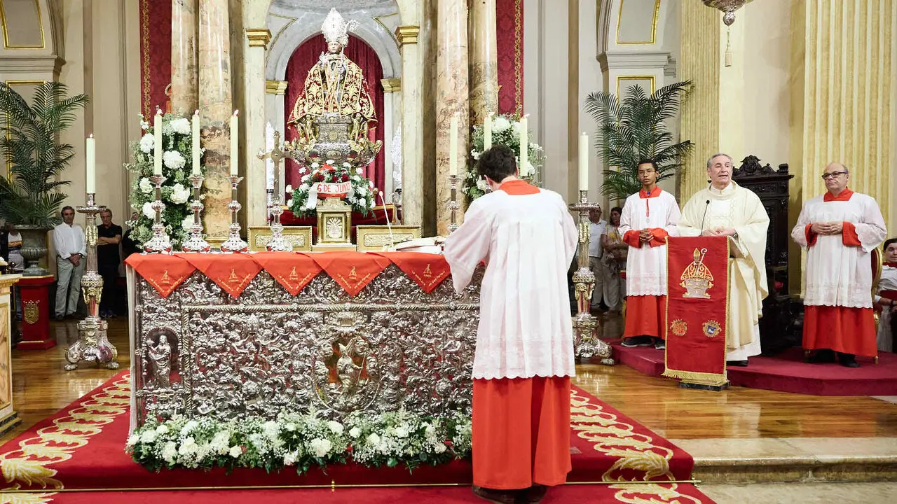 Misa del 6 de junio en la Capilla de San Ferm&iacute;n de la iglesia de San Lorenzo con motivo del sexto pelda&ntilde;o de la escalera sanferminera de 2026. I&Ntilde;IGO ALZUGARAY