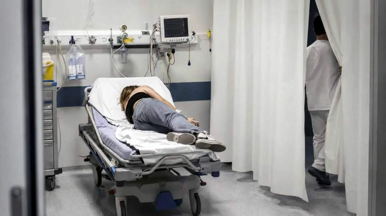 Un mujer es atendida en el box de urgencias de un hospital.