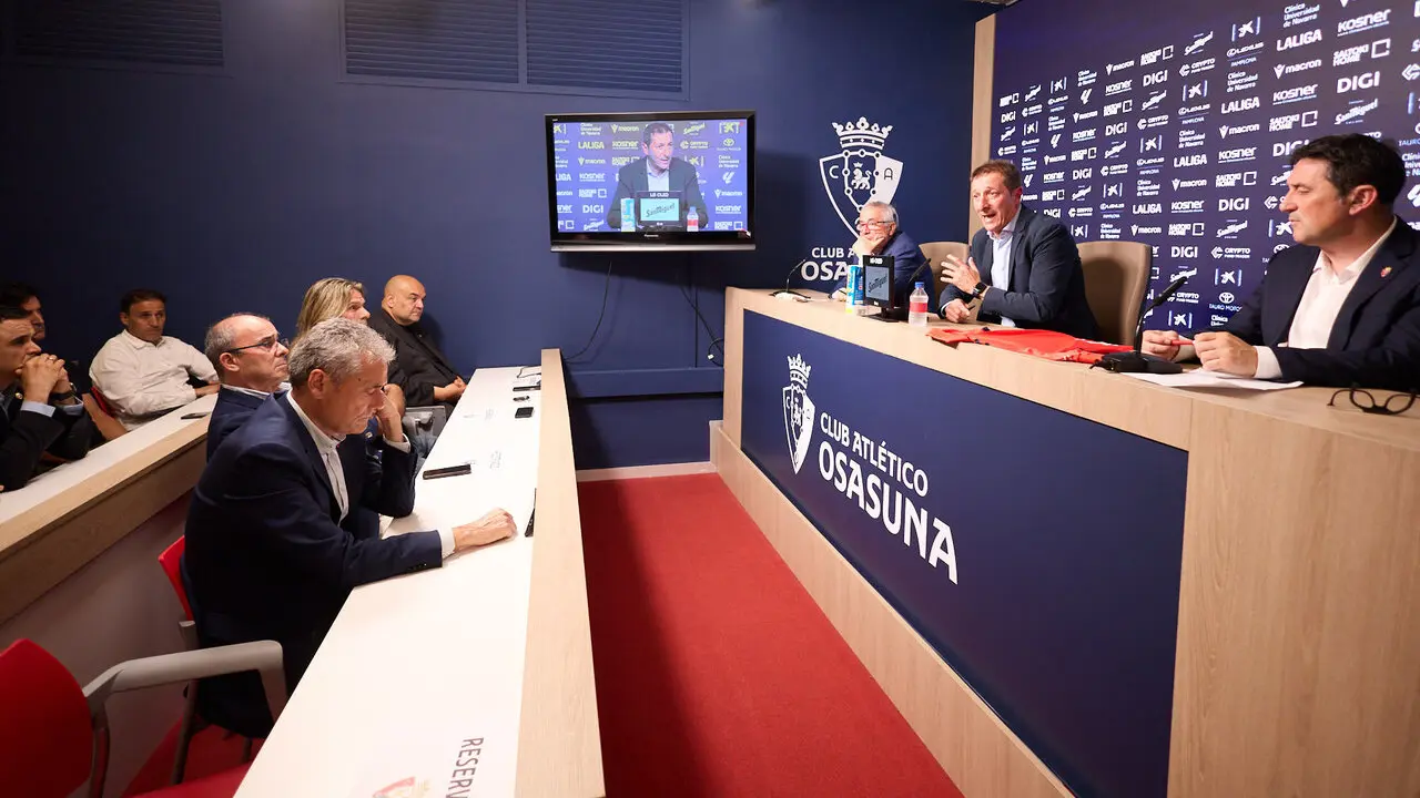 Presentaci&oacute;n de Luis Miguel Ramis como nuevo entrenador de Osasuna. I&Ntilde;IGO ALZUGARAY