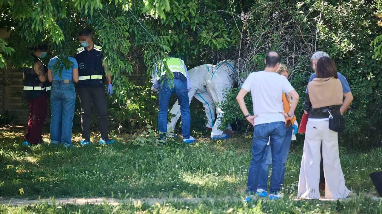 Polic&iacute;a Municipal de Pamplona y Polic&iacute;a Nacional encuentran en Pamplona a un hombre muerto con una pu&ntilde;alada en el pecho. PABLO LASAOSA
