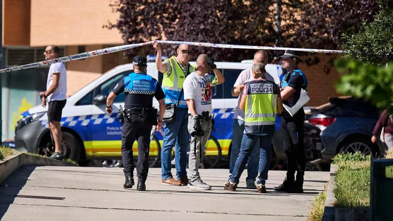 Polic&iacute;a Municipal de Pamplona y Polic&iacute;a Nacional encuentran en Pamplona a un hombre muerto con una pu&ntilde;alada en el pecho. PABLO LASAOSA