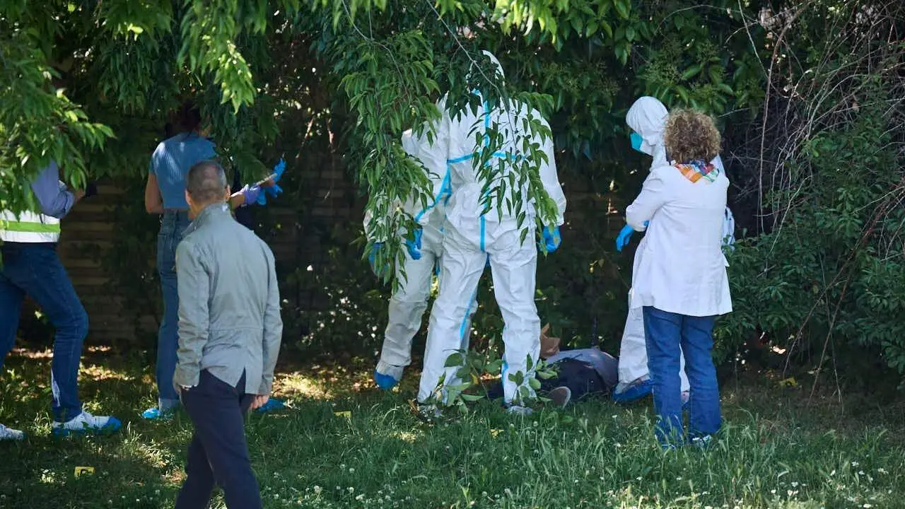 Polic&iacute;a Municipal de Pamplona y Polic&iacute;a Nacional encuentran en Pamplona a un hombre muerto con una pu&ntilde;alada en el pecho. PABLO LASAOSA