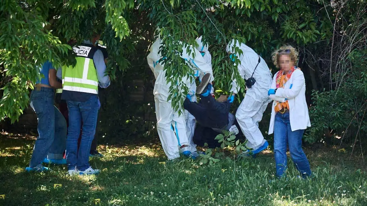 Polic&iacute;a Municipal de Pamplona y Polic&iacute;a Nacional encuentran en Pamplona a un hombre muerto con una pu&ntilde;alada en el pecho. PABLO LASAOSA
