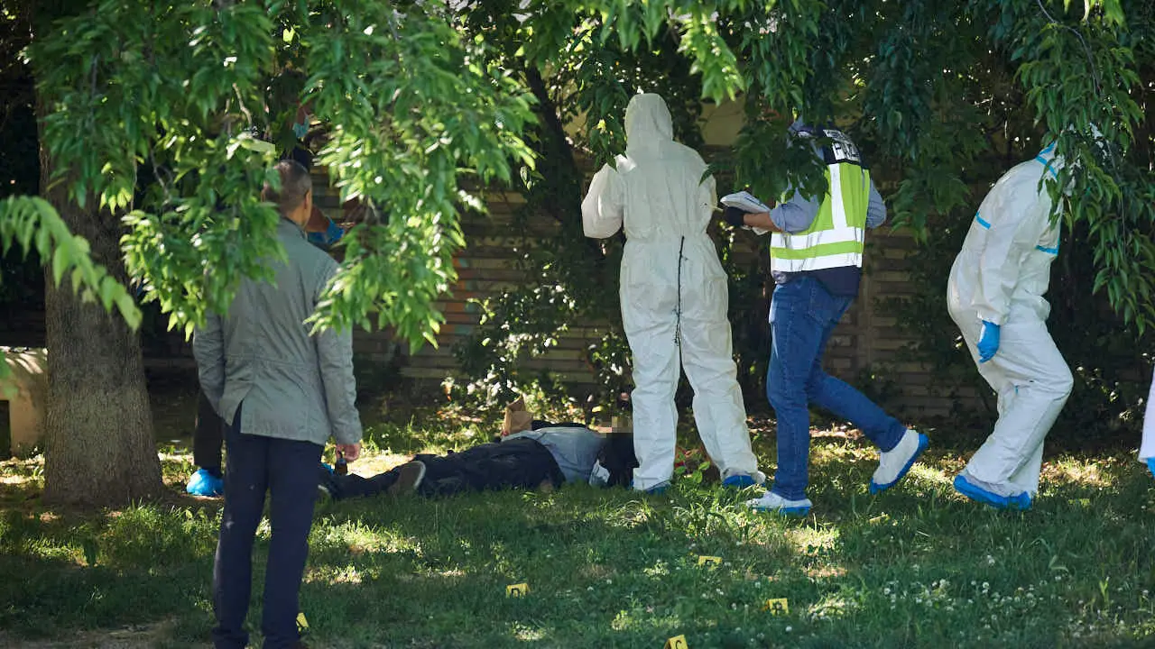 Polic&iacute;a Municipal de Pamplona y Polic&iacute;a Nacional encuentran en Pamplona a un hombre muerto con una pu&ntilde;alada en el pecho. PABLO LASAOSA