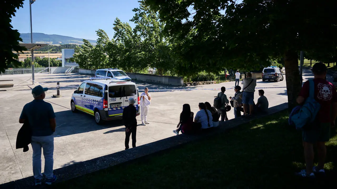 Polic&iacute;a Municipal de Pamplona y Polic&iacute;a Nacional encuentran en Pamplona a un hombre muerto con una pu&ntilde;alada en el pecho. PABLO LASAOSA