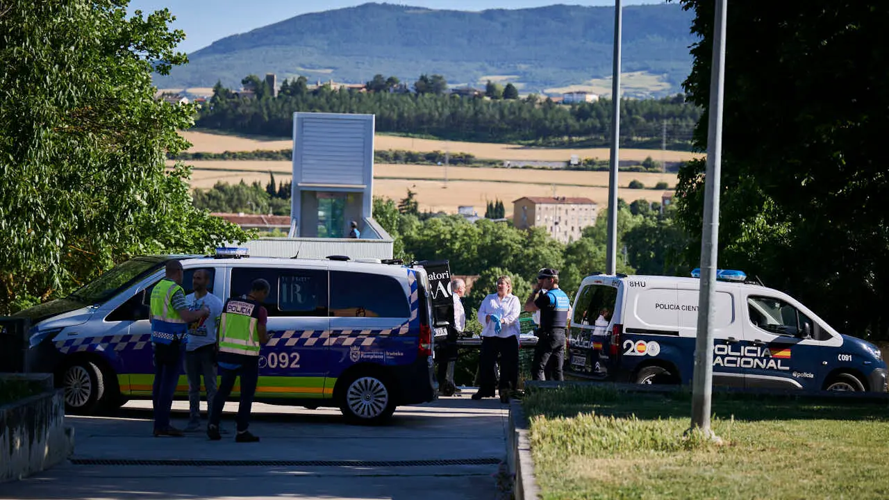 Polic&iacute;a Municipal de Pamplona y Polic&iacute;a Nacional encuentran en Pamplona a un hombre muerto con una pu&ntilde;alada en el pecho. PABLO LASAOSA