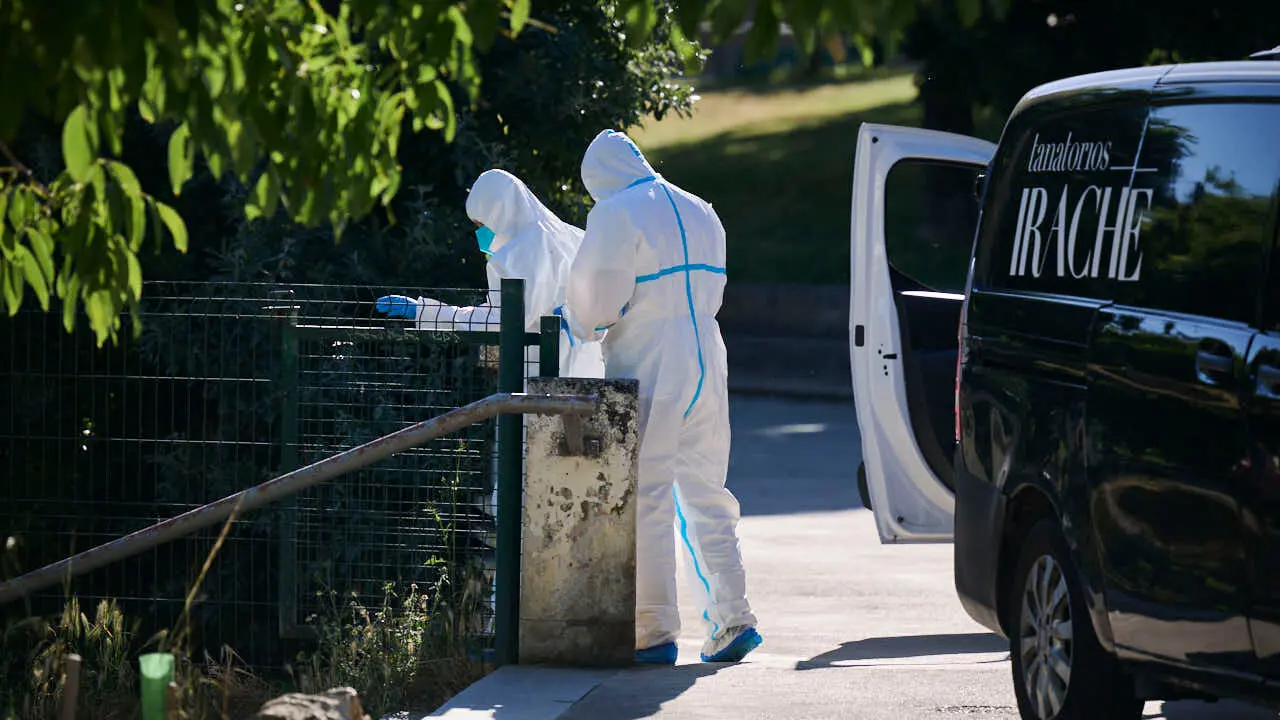 Polic&iacute;a Municipal de Pamplona y Polic&iacute;a Nacional encuentran en Pamplona a un hombre muerto con una pu&ntilde;alada en el pecho. PABLO LASAOSA