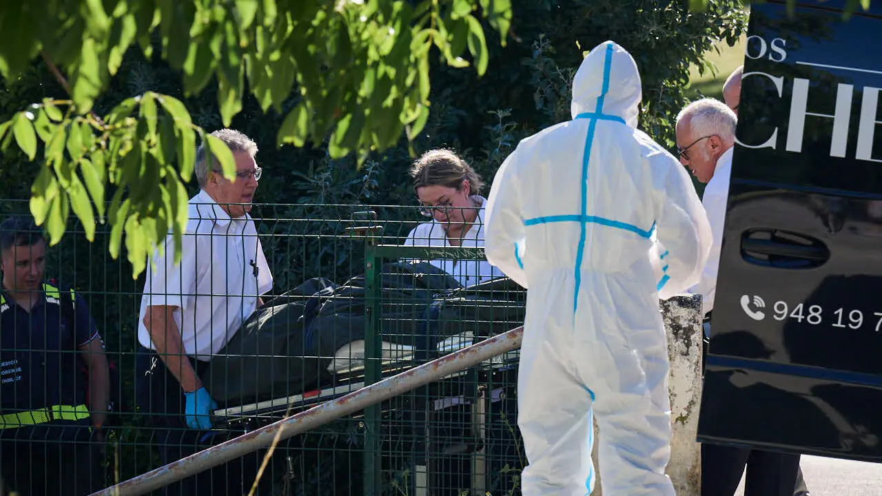 Polic&iacute;a Municipal de Pamplona y Polic&iacute;a Nacional encuentran en Pamplona a un hombre muerto con una pu&ntilde;alada en el pecho. PABLO LASAOSA