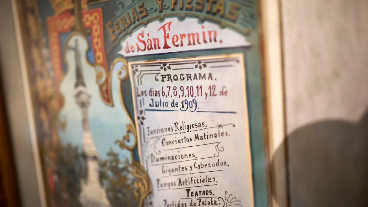 Exposici&oacute;n de carteles de la historia de San Ferm&iacute;n en el Condestable. PABLO LASAOSA