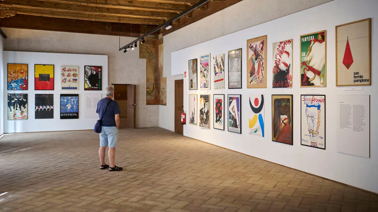 Exposici&oacute;n de carteles de la historia de San Ferm&iacute;n en el Condestable. PABLO LASAOSA