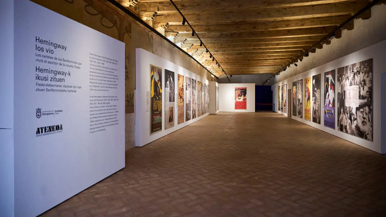 Exposici&oacute;n de carteles de la historia de San Ferm&iacute;n en el Condestable. PABLO LASAOSA