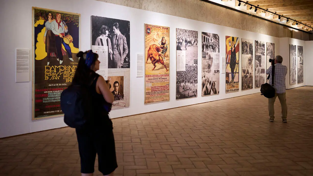 Exposici&oacute;n de carteles de la historia de San Ferm&iacute;n en el Condestable. PABLO LASAOSA