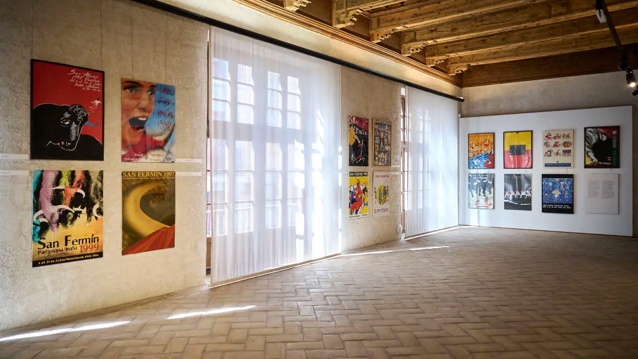 Exposici&oacute;n de carteles de la historia de San Ferm&iacute;n en el Condestable. PABLO LASAOSA