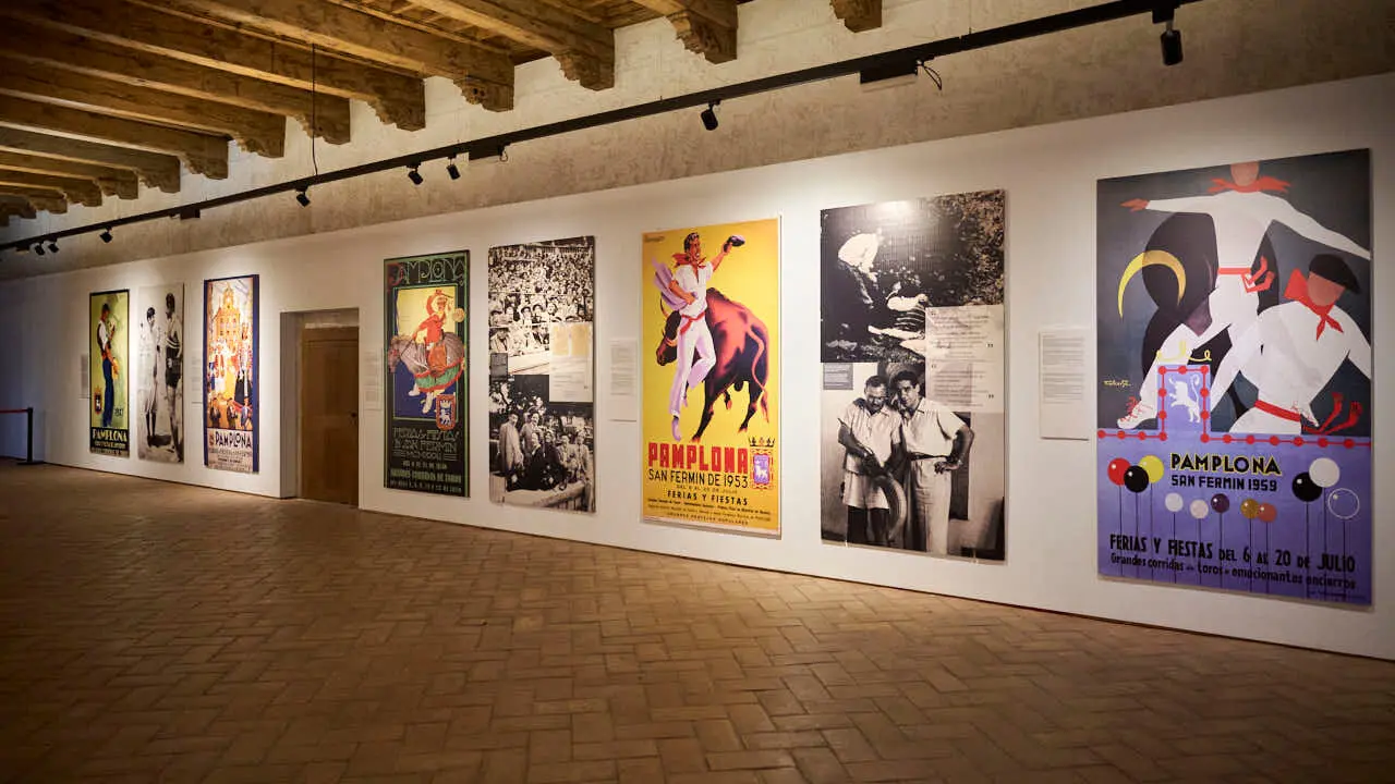 Exposici&oacute;n de carteles de la historia de San Ferm&iacute;n en el Condestable. PABLO LASAOSA