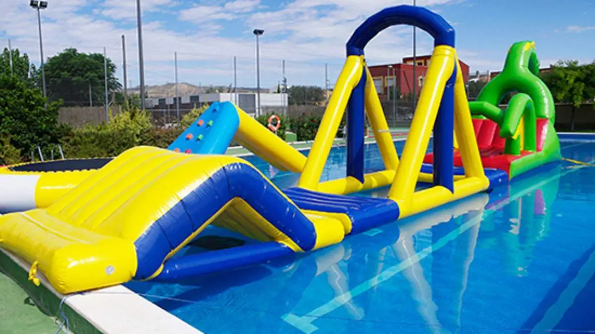 Castillos hinchables en las piscinas de Los Arcos. Ayuntamiento de Los Arcos.