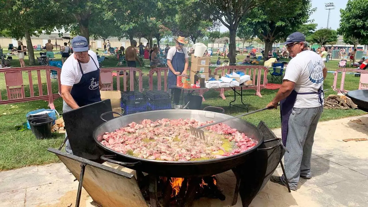Paella gigante en el d&iacute;a del socio de la AD San Juan en Pamplona. Navarra.com