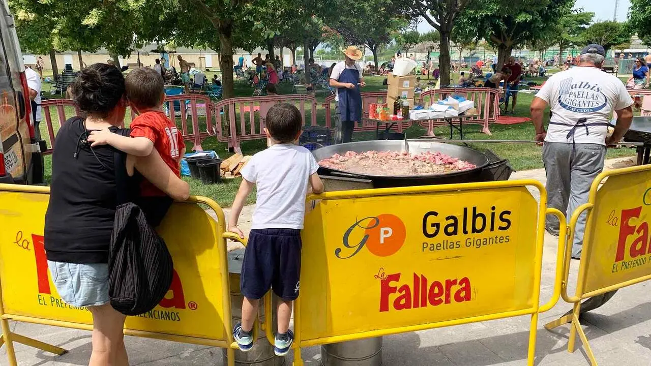 Paella gigante en el d&iacute;a del socio de la AD San Juan en Pamplona. Navarra.com