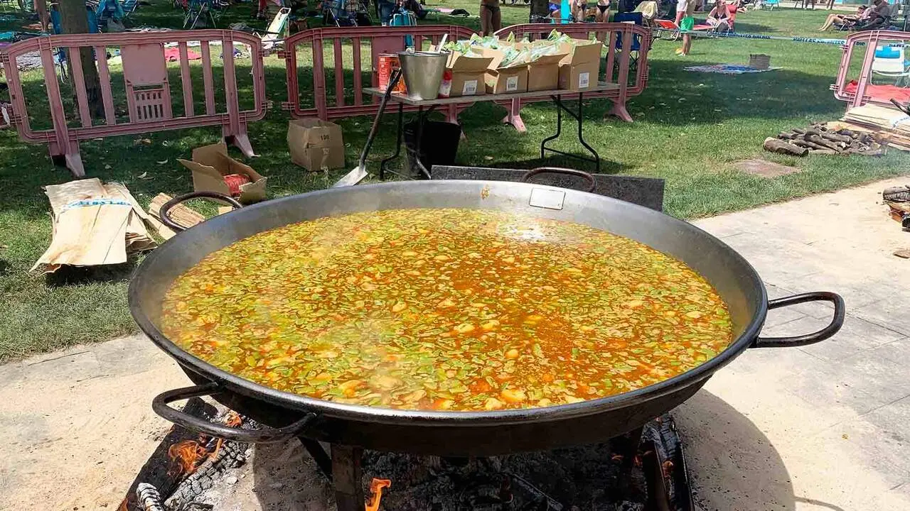 Paella gigante en el d&iacute;a del socio de la AD San Juan en Pamplona. Navarra.com