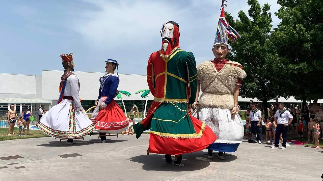 Gigantes bailando en el d&iacute;a del socio de la AD San Juan en Pamplona. Navarra.com