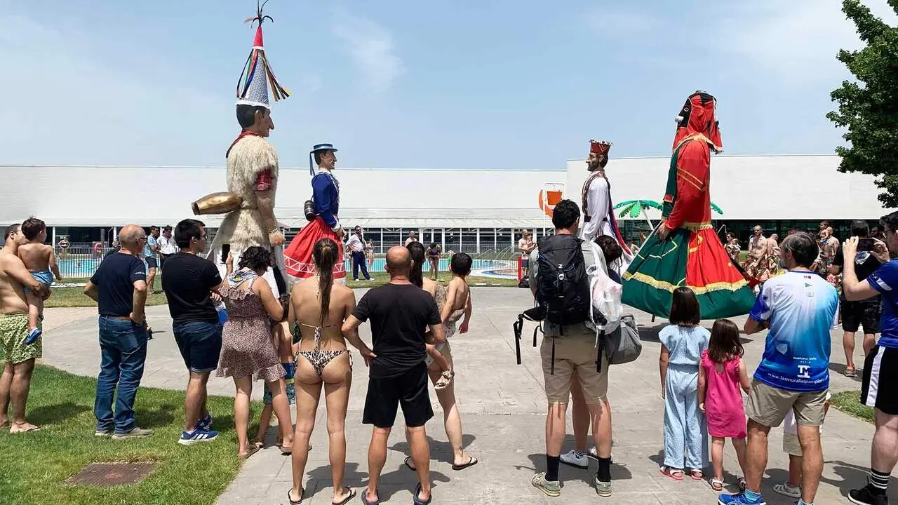 Gigantes bailando en el d&iacute;a del socio de la AD San Juan en Pamplona. Navarra.com