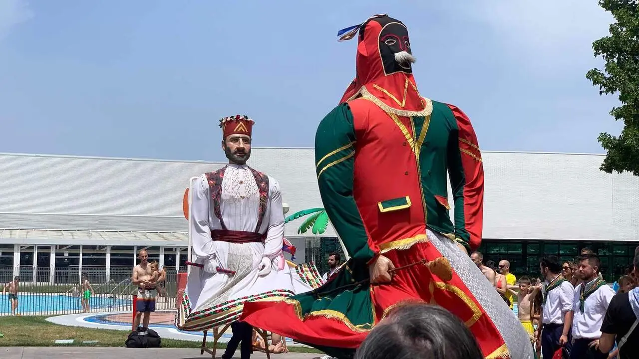 Gigantes bailando en el d&iacute;a del socio de la AD San Juan en Pamplona. Navarra.com