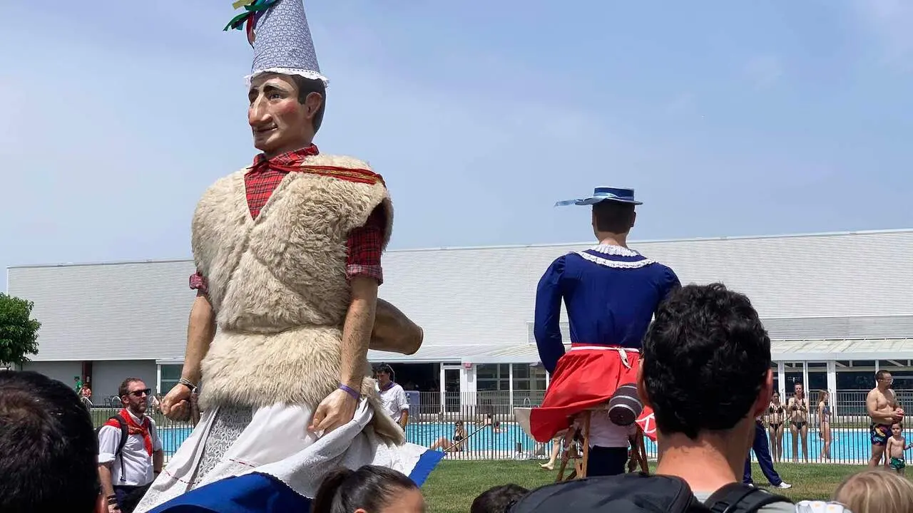 Gigantes bailando en el d&iacute;a del socio de la AD San Juan en Pamplona. Navarra.com