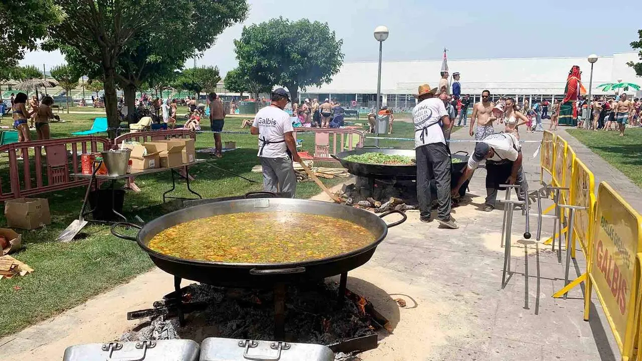 Paella gigante en el d&iacute;a del socio de la AD San Juan en Pamplona. Navarra.com