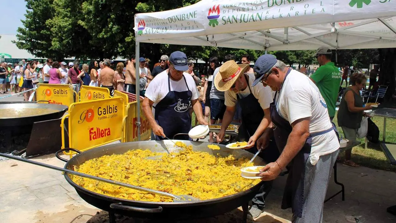 Reparto de paella en el d&iacute;a del socio de la AD San Juan en Pamplona. Cedida.