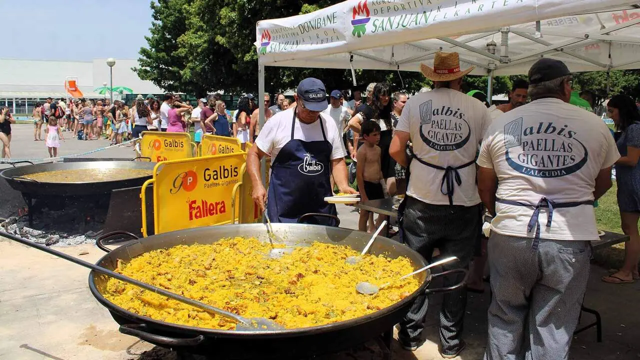 Reparto de paella en el d&iacute;a del socio de la AD San Juan en Pamplona. Cedida.