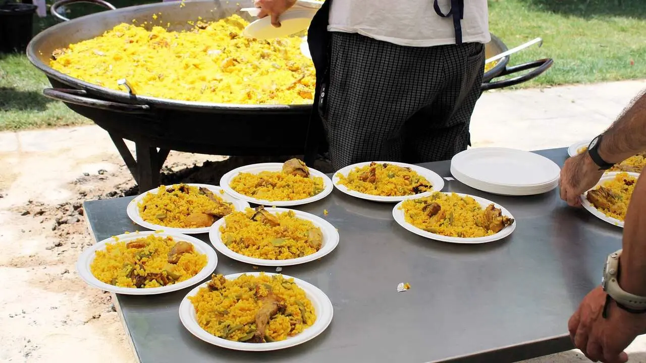 Reparto de paella en el d&iacute;a del socio de la AD San Juan en Pamplona. Cedida.