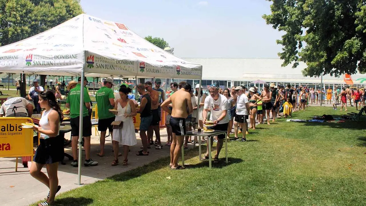 Reparto de paella en el d&iacute;a del socio de la AD San Juan en Pamplona. Cedida.