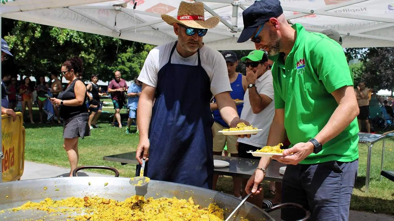 Reparto de paella en el d&iacute;a del socio de la AD San Juan en Pamplona. Cedida.