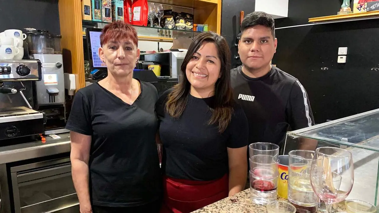 Maica, Felicidad y &Aacute;lex en la barra de la bodega N&uacute;&ntilde;ez en Pamplona. Navarra.com