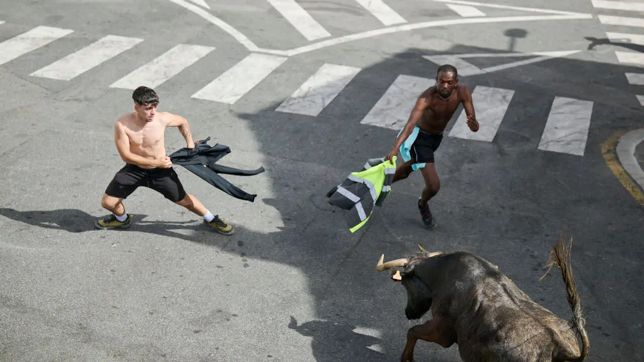 Suelta de vacas por las calles en fiestas de Mutilva 2026. PABLO LASAOSA