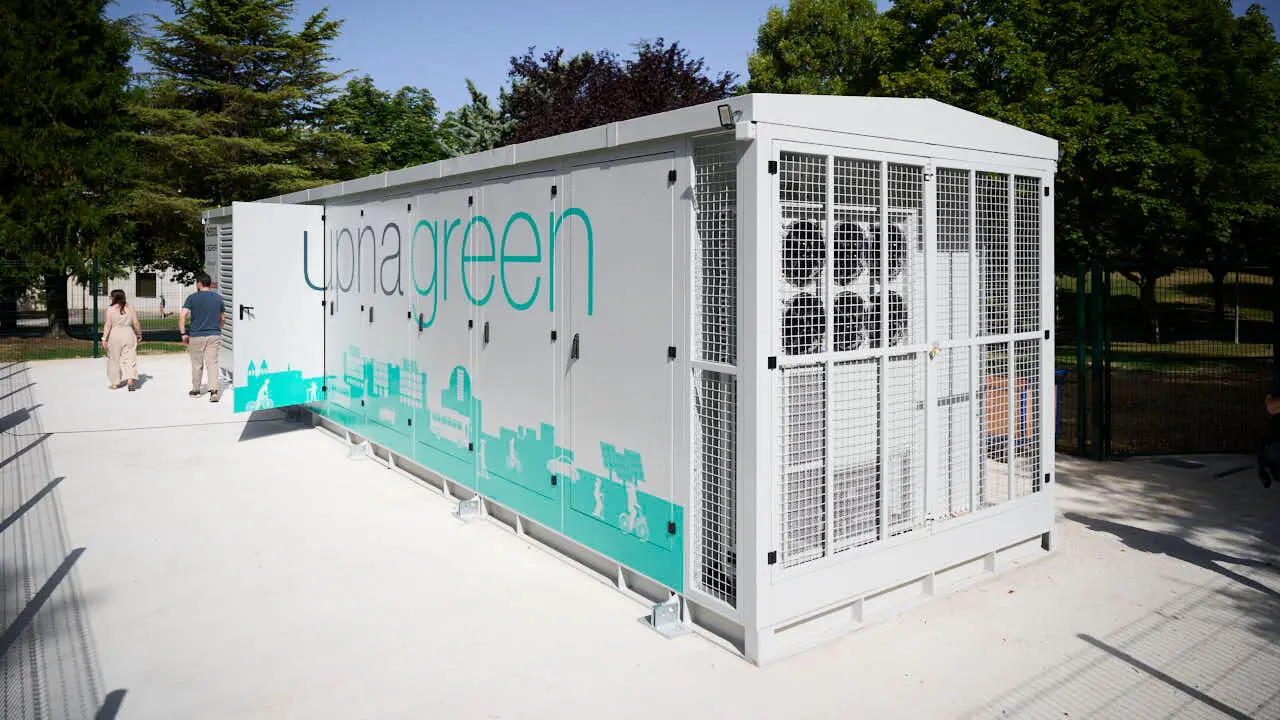 Inauguraci&oacute;n de la conexi&oacute;n a la red el&eacute;ctrica del campus de Arrosadia de la UPNA del nuevo sistema de almacenamiento de energ&iacute;a el&eacute;ctrica mediante bater&iacute;as. PABLO LASAOSA