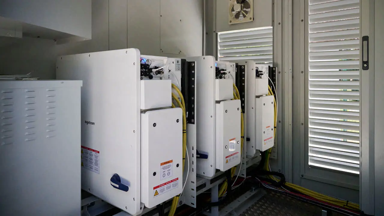 Inauguraci&oacute;n de la conexi&oacute;n a la red el&eacute;ctrica del campus de Arrosadia de la UPNA del nuevo sistema de almacenamiento de energ&iacute;a el&eacute;ctrica mediante bater&iacute;as. PABLO LASAOSA