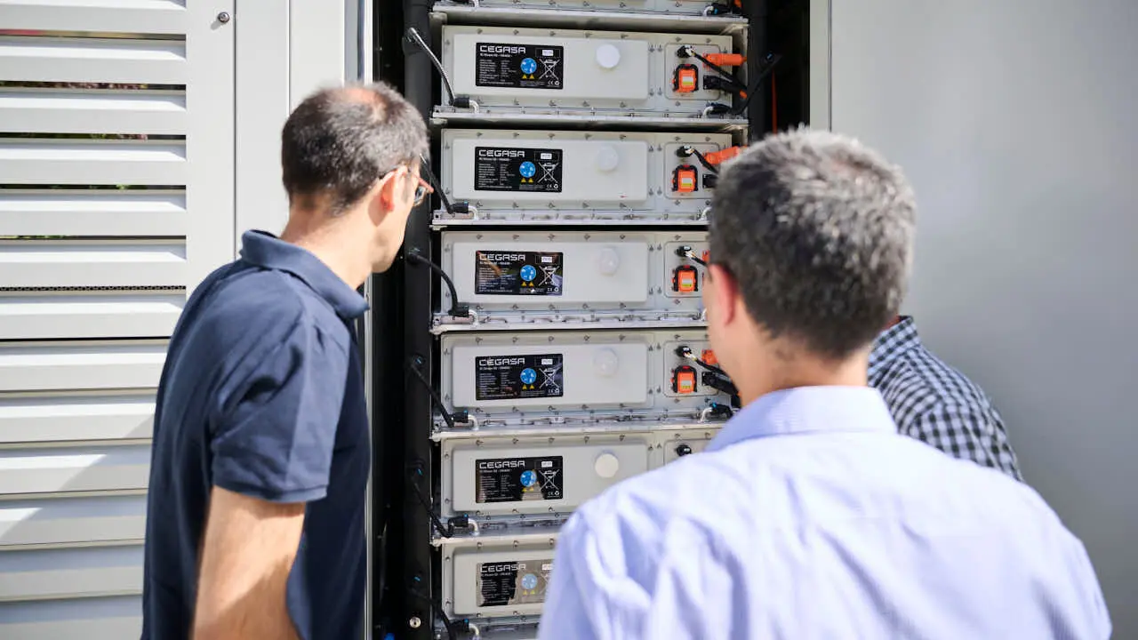 Inauguraci&oacute;n de la conexi&oacute;n a la red el&eacute;ctrica del campus de Arrosadia de la UPNA del nuevo sistema de almacenamiento de energ&iacute;a el&eacute;ctrica mediante bater&iacute;as. PABLO LASAOSA
