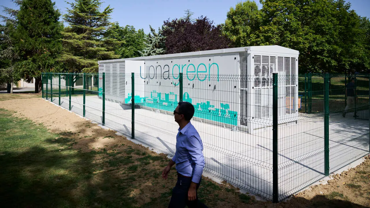 Inauguraci&oacute;n de la conexi&oacute;n a la red el&eacute;ctrica del campus de Arrosadia de la UPNA del nuevo sistema de almacenamiento de energ&iacute;a el&eacute;ctrica mediante bater&iacute;as. PABLO LASAOSA