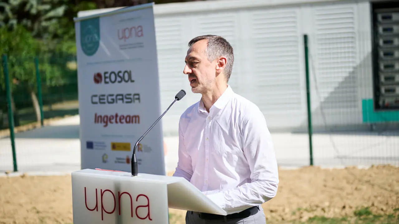 Inauguraci&oacute;n de la conexi&oacute;n a la red el&eacute;ctrica del campus de Arrosadia de la UPNA del nuevo sistema de almacenamiento de energ&iacute;a el&eacute;ctrica mediante bater&iacute;as. PABLO LASAOSA