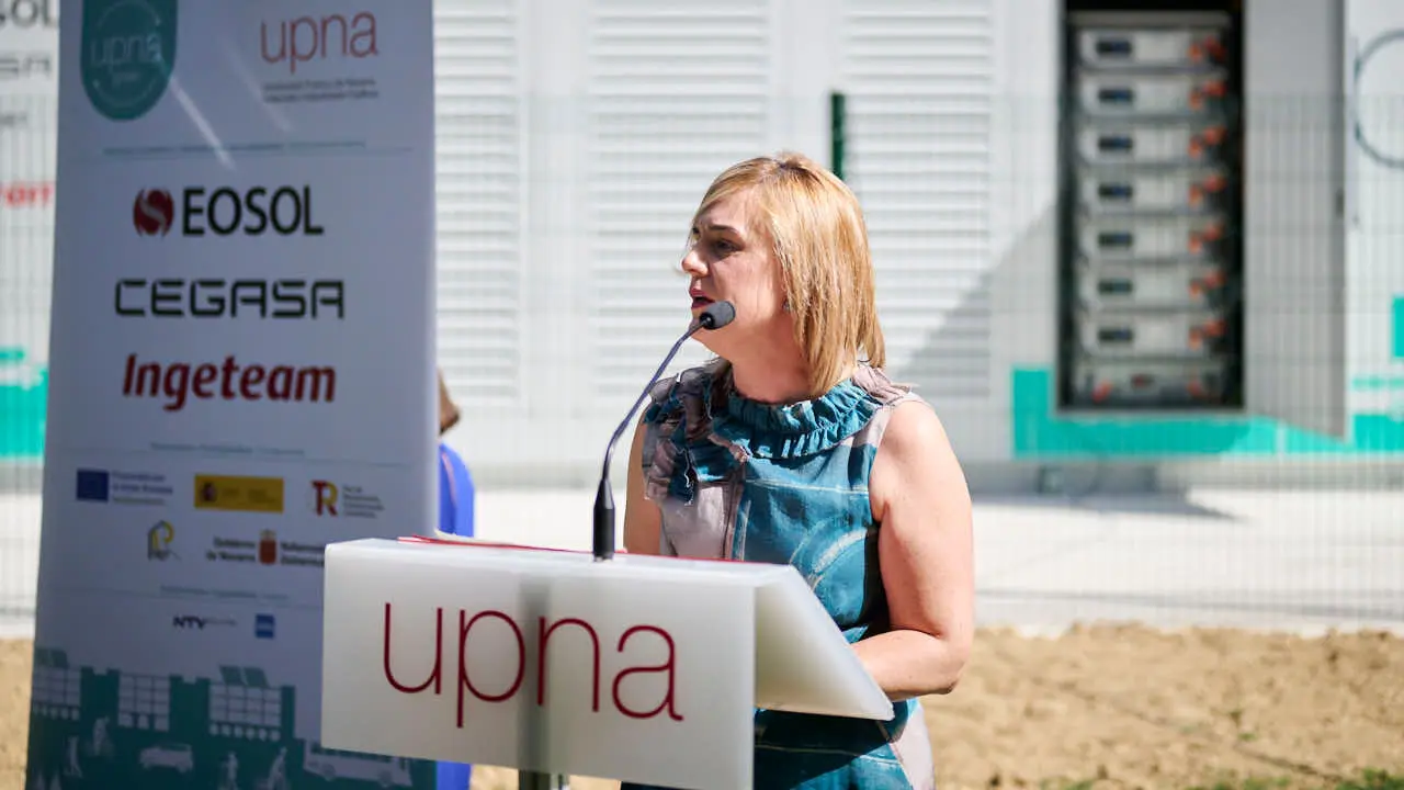 Inauguraci&oacute;n de la conexi&oacute;n a la red el&eacute;ctrica del campus de Arrosadia de la UPNA del nuevo sistema de almacenamiento de energ&iacute;a el&eacute;ctrica mediante bater&iacute;as. PABLO LASAOSA