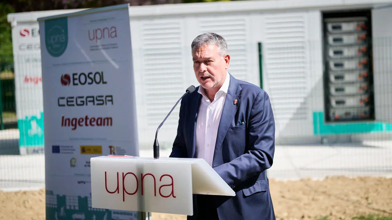 Inauguraci&oacute;n de la conexi&oacute;n a la red el&eacute;ctrica del campus de Arrosadia de la UPNA del nuevo sistema de almacenamiento de energ&iacute;a el&eacute;ctrica mediante bater&iacute;as. PABLO LASAOSA
