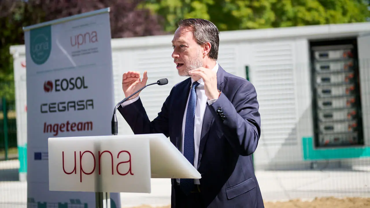 Inauguraci&oacute;n de la conexi&oacute;n a la red el&eacute;ctrica del campus de Arrosadia de la UPNA del nuevo sistema de almacenamiento de energ&iacute;a el&eacute;ctrica mediante bater&iacute;as. PABLO LASAOSA