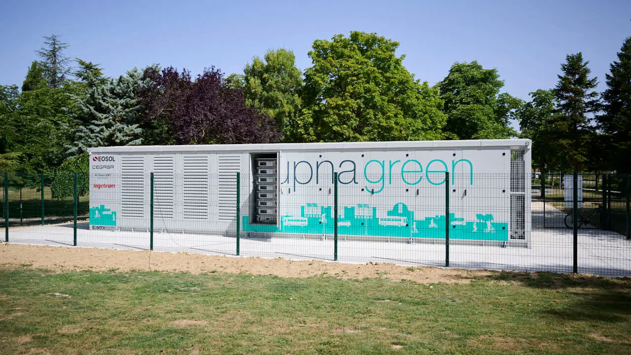 Inauguraci&oacute;n de la conexi&oacute;n a la red el&eacute;ctrica del campus de Arrosadia de la UPNA del nuevo sistema de almacenamiento de energ&iacute;a el&eacute;ctrica mediante bater&iacute;as. PABLO LASAOSA