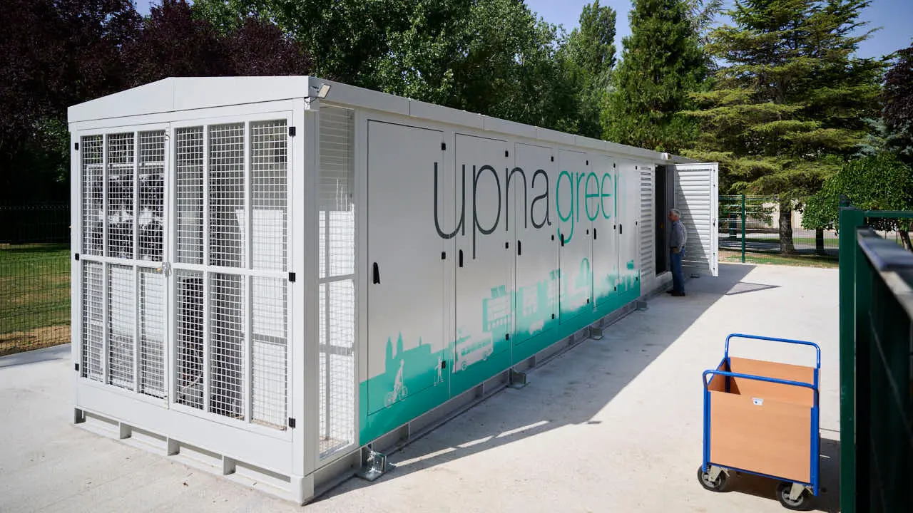 Inauguraci&oacute;n de la conexi&oacute;n a la red el&eacute;ctrica del campus de Arrosadia de la UPNA del nuevo sistema de almacenamiento de energ&iacute;a el&eacute;ctrica mediante bater&iacute;as. PABLO LASAOSA