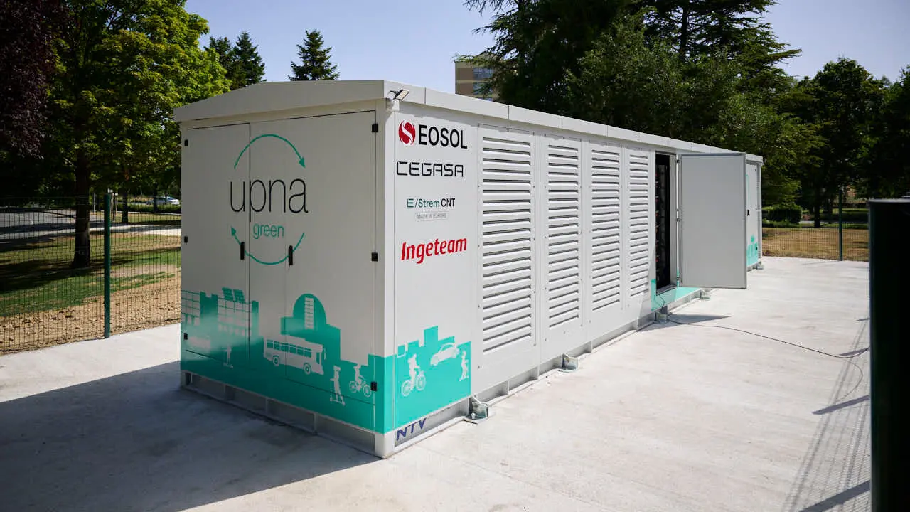 Inauguraci&oacute;n de la conexi&oacute;n a la red el&eacute;ctrica del campus de Arrosadia de la UPNA del nuevo sistema de almacenamiento de energ&iacute;a el&eacute;ctrica mediante bater&iacute;as. PABLO LASAOSA